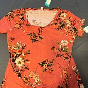 Short-sleeve front knot top.